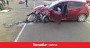 Perdió el control del auto y chocó contra un colectivo