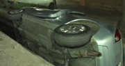 Hizo una mala maniobra con su auto y terminó adentro de un canal en Rawson