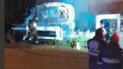 Un hombre murió al incendiarse el colectivo en el que dormía