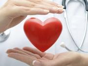 Médico alerta por el exceso de una vitamina que daña el corazón en adultos mayores