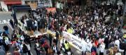Conflicto en el Garrahan: movilización y abrazo simbólico en defensa del centro pediátrico
