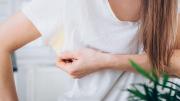 Adiós a las manchas amarillas: el truco infalible que blanquea la ropa sin arruinarla