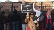 Manifestantes marchan del Congreso a Plaza de Mayo en rechazo a la condena contra Cristina Kirchner