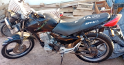 Intentaron darse a la fuga a bordo de una moto: el rodado era robado