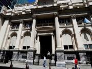 La escasez de reservas, el dique que frena la baja del riesgo país