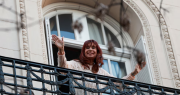 El Tribunal no adelantará una definición sobre la prisión domiciliaria de Cristina Kirchner y alertó a Migraciones para evitar que salga del país