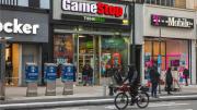 Las acciones de GameStop se derrumban casi 25% ante dudas sobre su estrategia financiera