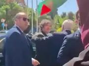 Un hombre con una bandera de Palestina intentó agredir a Javier Milei en Israel