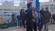 Policías interrogan a jubilados que se manifestaban en plaza Kompuchewe