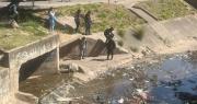 Hombre es hallado sin vida y con un disparo en la cabeza en un canal de drenaje