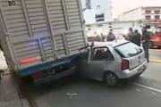 Un auto se incrustó en la parte trasera de un camión: el conductor se agachó y se salvó