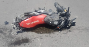 Motociclista realizaba piruetas en Albardón, cayó y terminó en el hospital