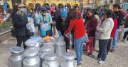 Lecheros de Cochabamba venden su producto directo al consumidor en la plaza 14 de Septiembre