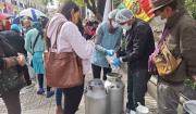 Cochabamba: Lecheros venden su producto a “precio justo” en la plaza 14 de Septiembre
