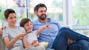 Las mejores series para ver con papá, según la inteligencia artificial