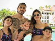 Leandro Paredes vive a pleno sus vacaciones en Miami: pádel con Agüero y look matchy matchy para ir a la playa en familia