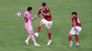 Tremendo planchazo a Lionel Messi que asustó a todos