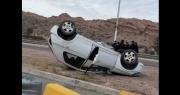 “Salió a dar una vuelta y dio tres”: el viral de un auto que terminó volcado en plena Ruta del Sol