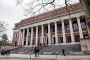 Jueza extiende suspensión del veto de Trump a estudiantes internacionales en Harvard
