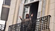 Cristina Kirchner saludó otra vez a los militantes desde el balcón de su casa