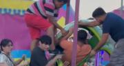 EN VIDEO: Se descarriló la atracción mecánica El Gusanito en una feria de México, una mujer resultó herida
