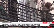 Cristina salió al balcón y cantó con la militancia: “Vamos a volver”