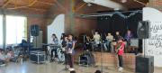 Sonando en la escuela: el docente de Centenario que fue comprando instrumentos y armó una banda musical