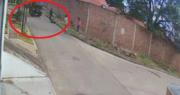 Cámaras registran el momento que bajan a un hombre inconsciente de un camión y lo dejan en la calle