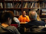 ‘La carpintería de un poema’, crónica de un taller de escritura con Luis Chaves