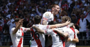 Con un triplete de cabeza, River le ganó al Urawa Red Diamonds de Japón y arrancó con el pie derecho