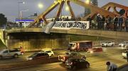 Simpatizantes de Cristina Kirchner cuelgan banderas en Beiró y General Paz en respaldo a la presidenta del PJ