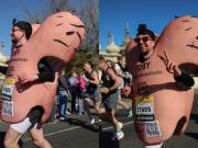 Recorrió 150 kilometros disfrazado de escroto para alertar sobre el cáncer testicular