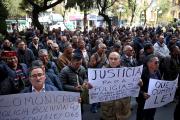 Policías retirados exigen justicia por agentes caídos en choques con seguidores de Evo Morales