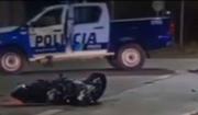 Fuerte choque en el Metrobús de Neuquén entre un patrullero y una moto: una persona fue hospitalizada