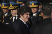Milei reforma policía federal de Argentina inspirado en el FBI: espionaje digital y detenciones sin orden judicial