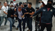 (VIDEO) ICE detuvo a Brad Lander, candidato demócrata a la alcaldía de Nueva York, por oponerse al arresto de un migrante