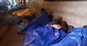 “Necesitamos colchas”: Migrantes duermen en las calles desafiando las temperaturas bajo cero en La Paz