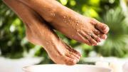 Remojar los pies en bicarbonato de sodio: por qué recomiendan hacerlo y para qué sirve