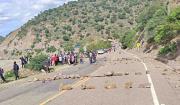 Buses limitan viajes por los escombros dejados en la vía en la ruta Cochabamba