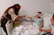 Johnny Depp visita a pacientes de un hospital infantil en Madrid vestido de Jack Sparrow