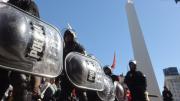 Avance de la Policía de la Ciudad sobre los manifestantes que se acercan a Plaza de Mayo