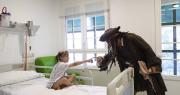 El capitán Jack Sparrow visita a los niños de un hospital infantil en España