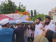 El único sobreviviente de la tragedia del AI-171 de Air India cargó el ataúd de su hermano, que murió en el accidente