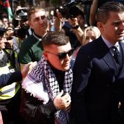 Comparece en Londres rapero del trío norirlandés Kneecap, acusado de apoyar a Hezbolá