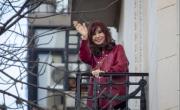 Cristina Kirchner pidió a la Justicia que le aclaren si puede salir al balcón o no