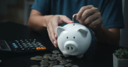 Aguinaldo y tres ideas para sacarle uno pesos de más al dinero extra que llega en esta época del año