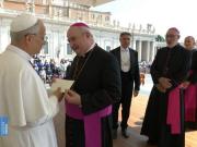 Primer paso para que el Papa visite la Argentina: un obispo de Jujuy le entregó la invitación oficial del Episcopado