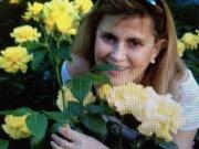 Hallaron muerta a una galardonada directora de cine: estaba envuelta en una sabana y amordazada con cinta