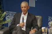 Barack Obama advierte que Estados Unidos está peligrosamente cerca de caer en una autocracia bajo el gobierno de Donald Trump