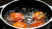 Hervir cáscaras de tomate: por qué recomiendan hacerlo y para qué sirve